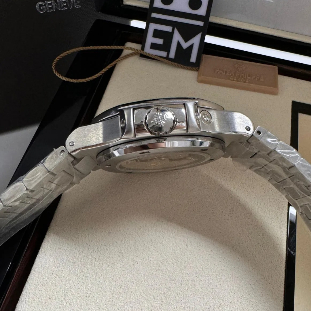 Patek Philippe Nautilus Blue Moonphase Automatic - Image 4