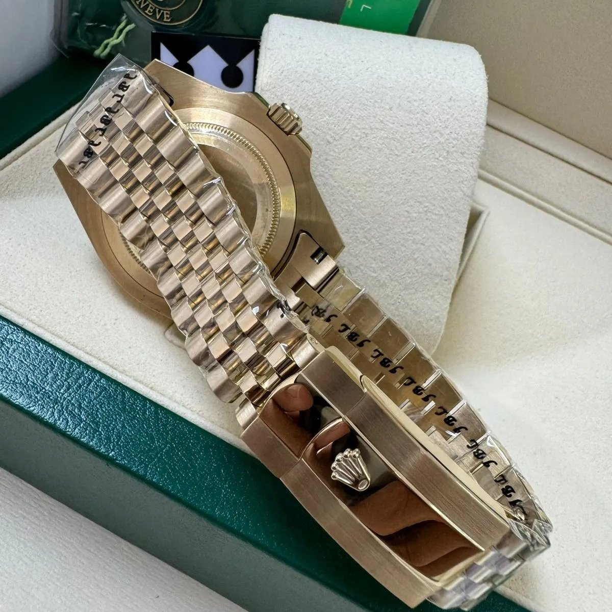 Rolex Submariner 40 – Blue Dial – Yellow Gold - Image 5
